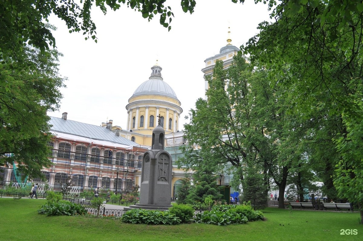 Академическая питер. Воронихинский сквер в Санкт-Петербурге.