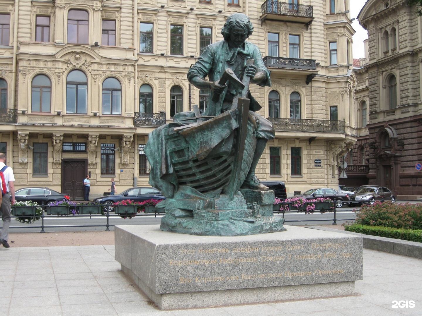 Первые статуи. Памятник Петру 1 в Санкт-Петербурге. Скульптура Петра 1 в Санкт-Петербурге. Памятники Петру первому в СПБ. Статуя Петру 1 в Петербурге.