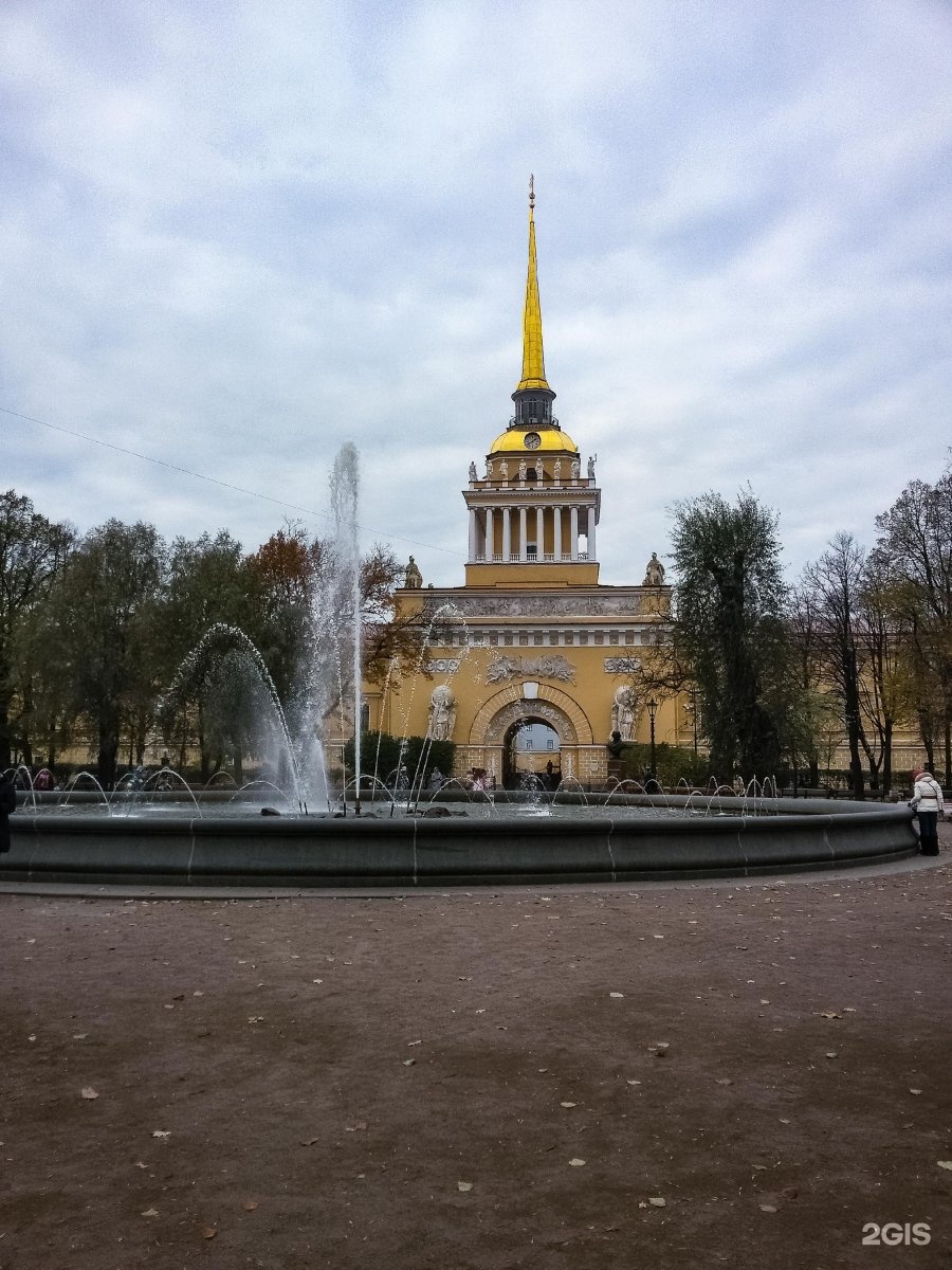 Фонтан у Адмиралтейства в Санкт-Петербурге