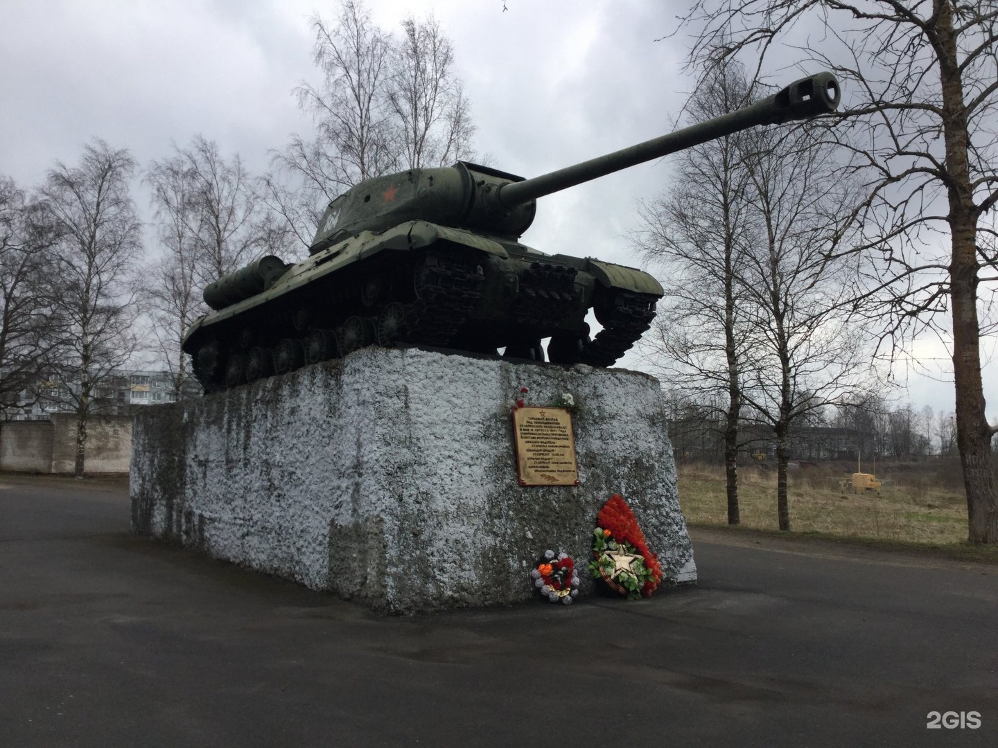 Подвиг колобанова. Гатчина памятник Колобанову. Зиновия Колобанова памятник в Гатчине\. Памятник Зиновия Колобанова поселок Войсковицы Гатчинский район. Поселок Войсковицы в годы войны.