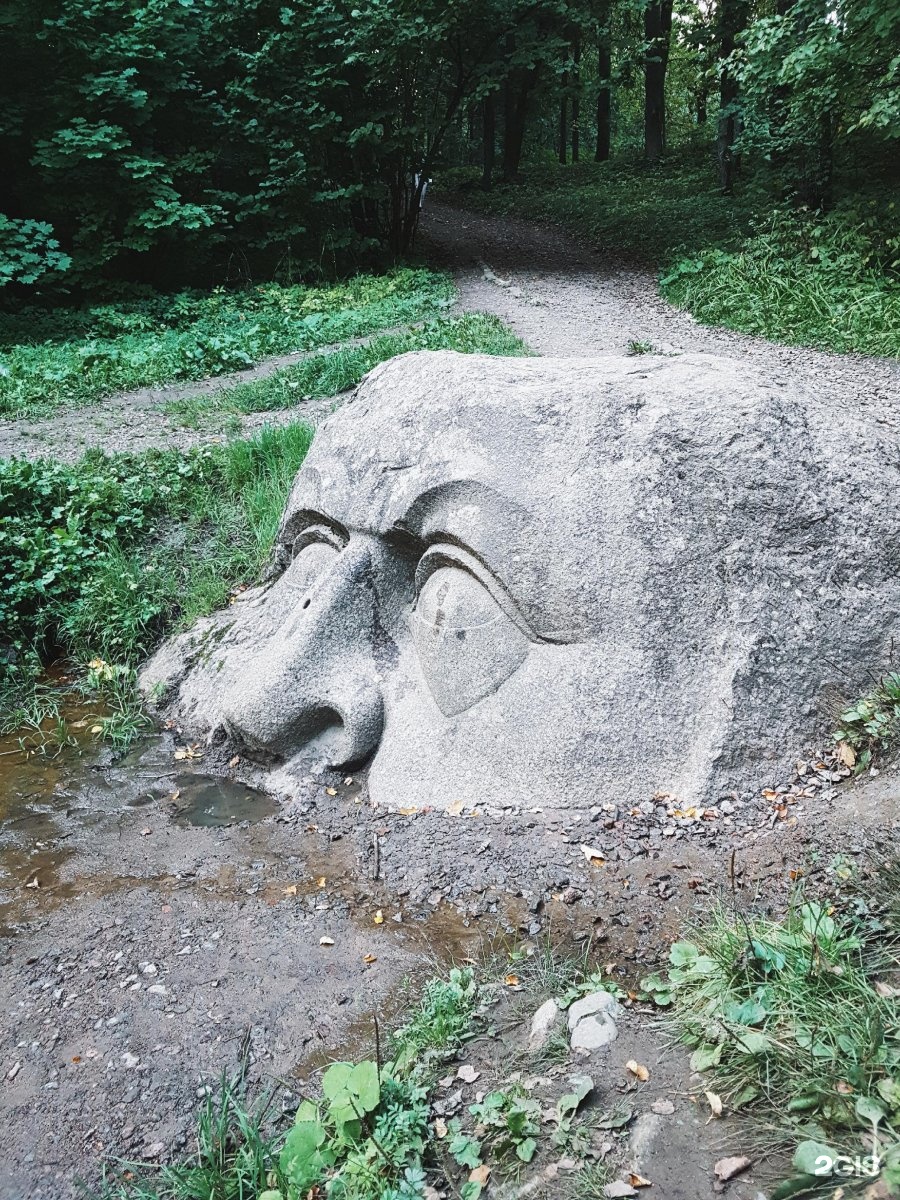Каменная голова в Санкт-Петербурге