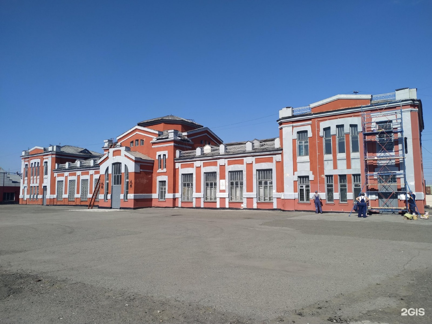 Жд вокзал барнаул телефон. Здание вокзала Барнаул. Старое здание ЖД вокзала Барнаул. ЖД вокзал вокзал Барнаул. ЖД вокзал Барнаул 1915.