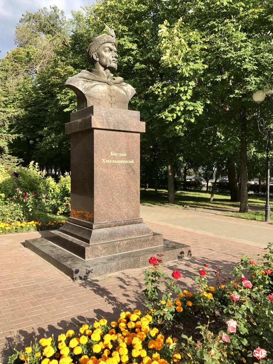 Белгород хмельницкий. Памятник Богдану Хмельницкому в Белгороде. Памятник Богдана Хмельницкого Белгород. Богдан Хмельницкий памятник в Белгороде. Богдан Хмельницкий Белгород.