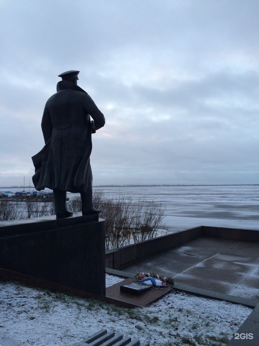 П в архангельске. Памятник адмиралу Кузнецову в Архангельске. Памятник адмиралу н. г. Кузнецову.