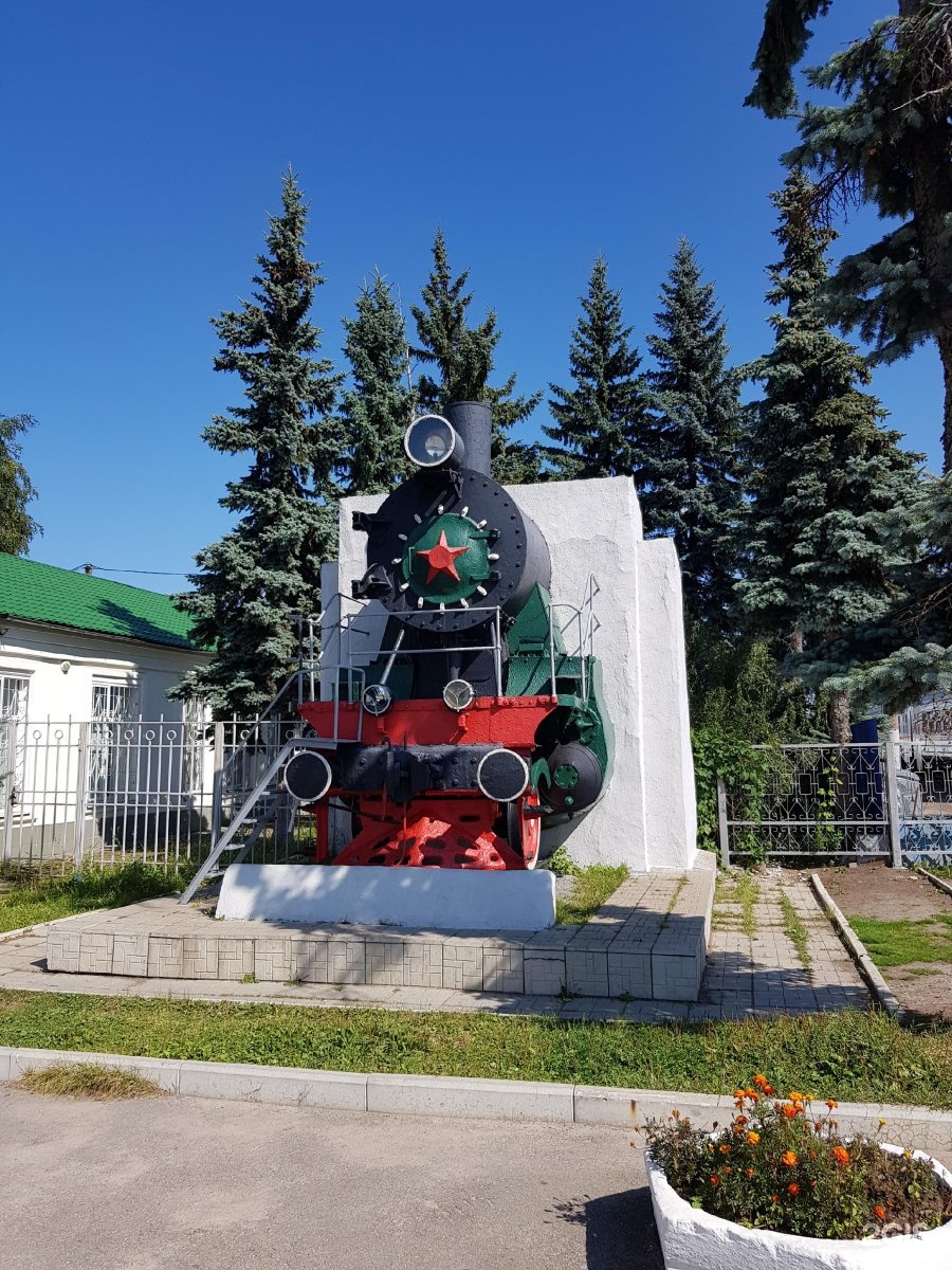 Памятник последнему. Памятник последнему паровозу Калуга. Паровоз Калуга 1. Паровоз в Калуге в сквере ВЛКСМ. Калуга 1 памятник паровозу.