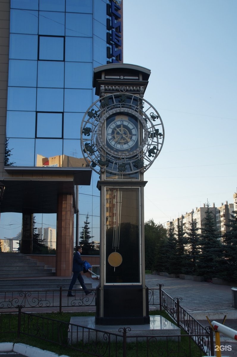 Часы планет красноярск. Красноярские часы. Большие часы в Красноярске. Главные часы Красноярска. Часы в Красноярске на площади.