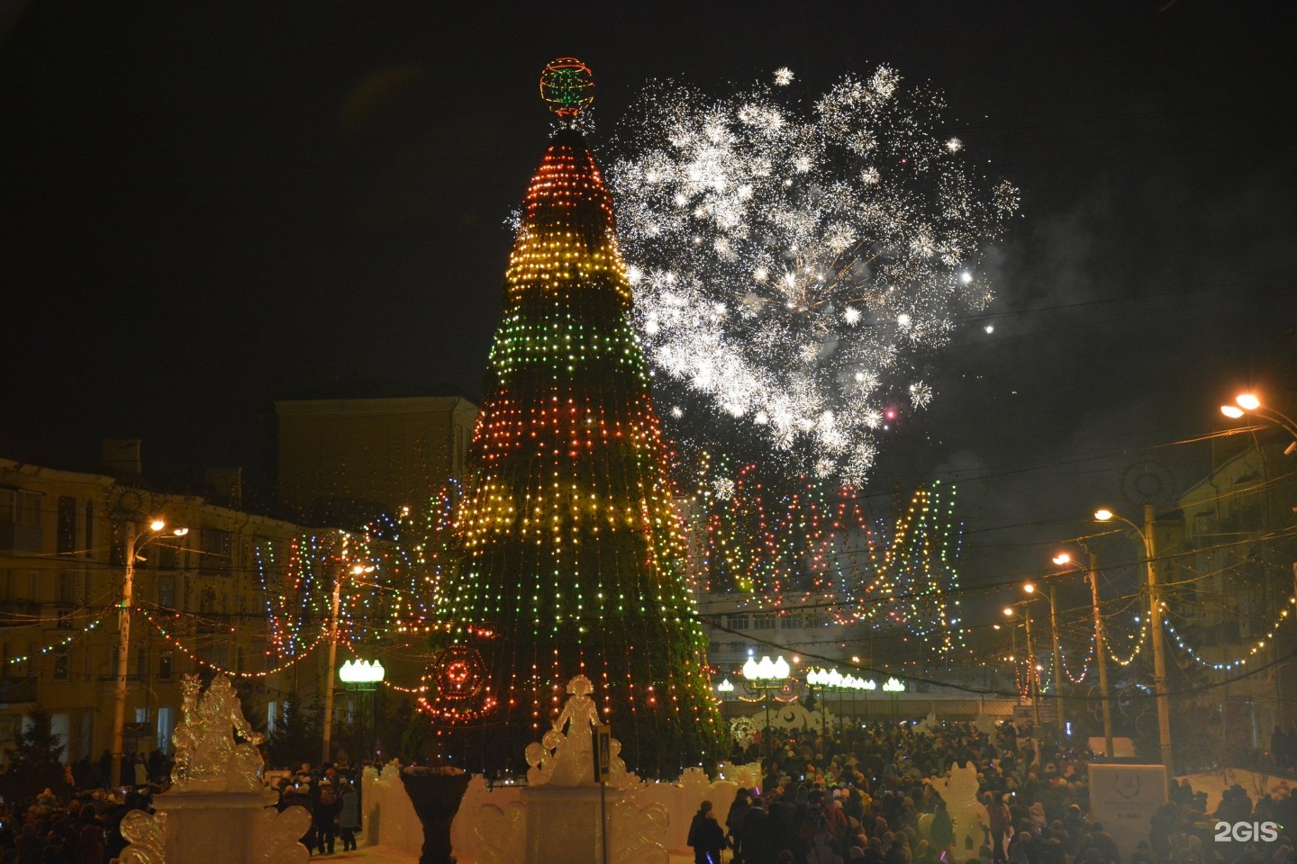 Наряжаем елку. Рождественская елка. Самые красивые новогодние елки. Новогодняя елочка. Красивая новогодняя елка.