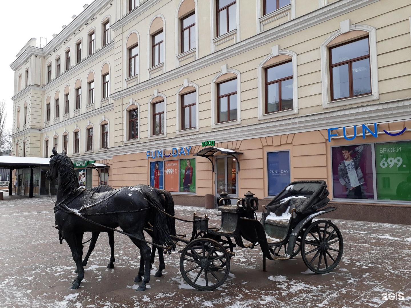 Курская лошади. Губернаторская карета Курск. Памятник Губернаторская карета в Курске. Курск кони скульптурная композиция. Памятник лошади Курск.