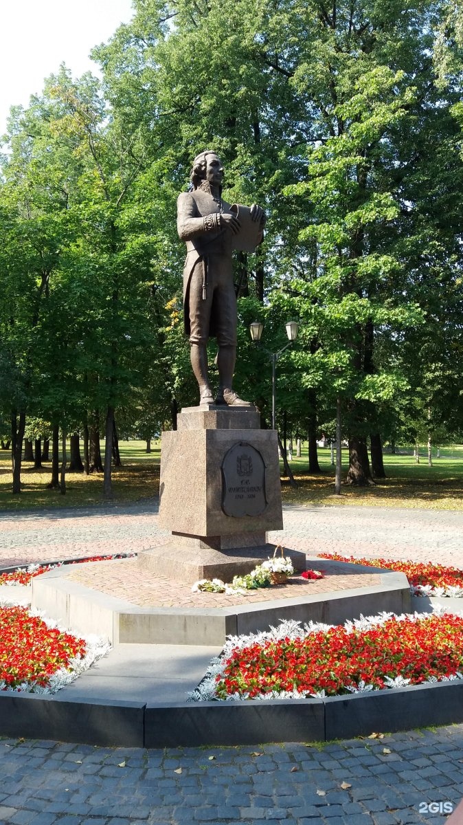Памятник державину в москве. Державин Петрозаводск. Памятник Державину в Казани. Памятник Державина в Петрозаводске. Памятник Державину в Ижевске.