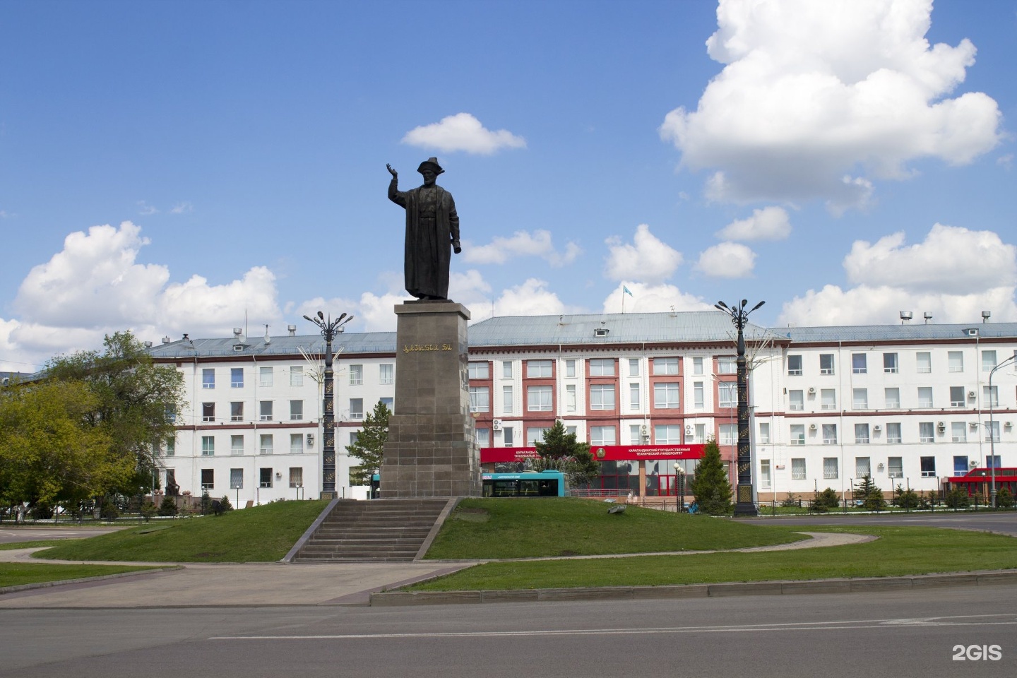 Казыбек би город. Памятники Казыбек би. Памятник Казыбек би в Караганде. Г.Караганда площадь им.Казыбек би.а.а.