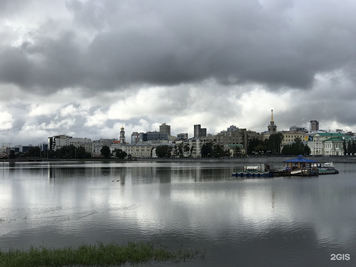 Водоемы екатеринбурга. Городской пруд Екатеринбург. Набережная пруда Екатеринбург. Олимпийская набережная Екатеринбург. 23 Пруд Екатеринбург.