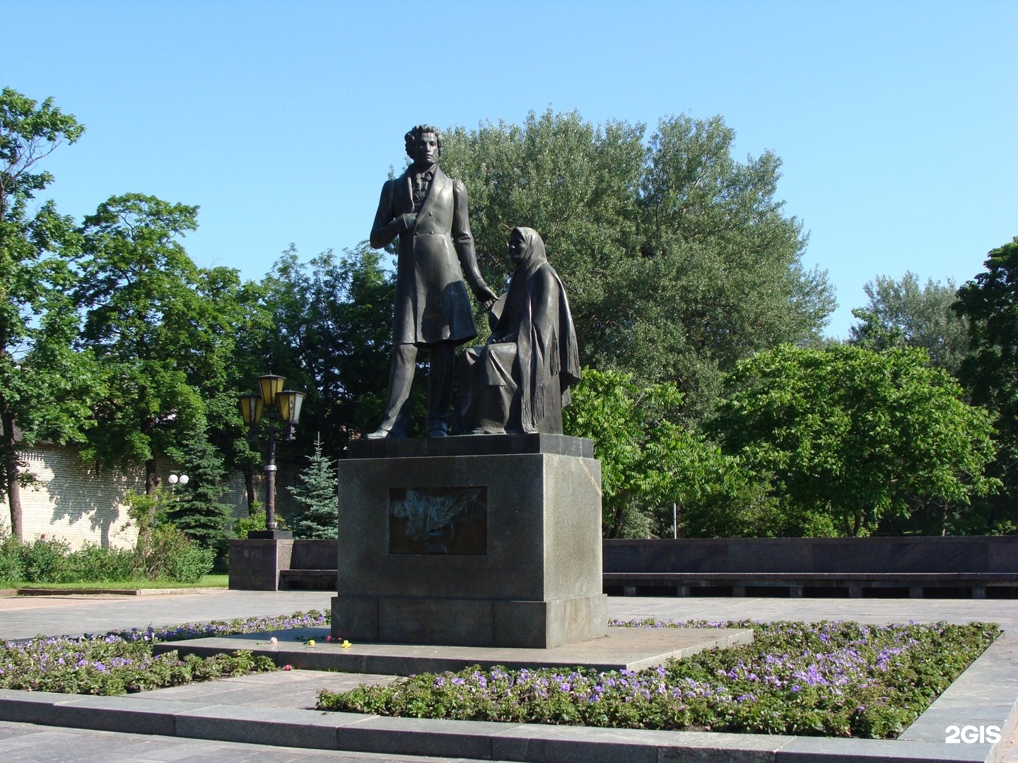 Памятники пскова. Памятник Пушкину в Пскове. Памятник Пушкину в городе Пскове. Памятники города Пскова. Пушкин и крестьянка.