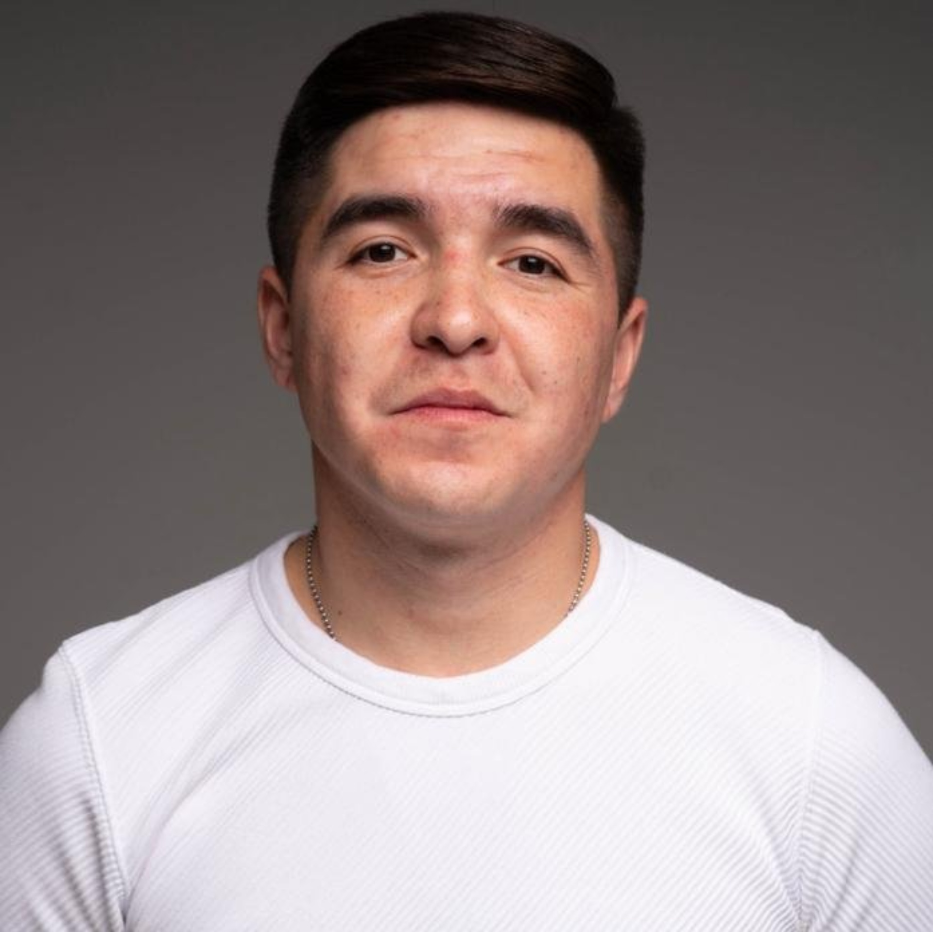 Көзілдірік киген жігіттер есектің ішіне кіріп кетеді