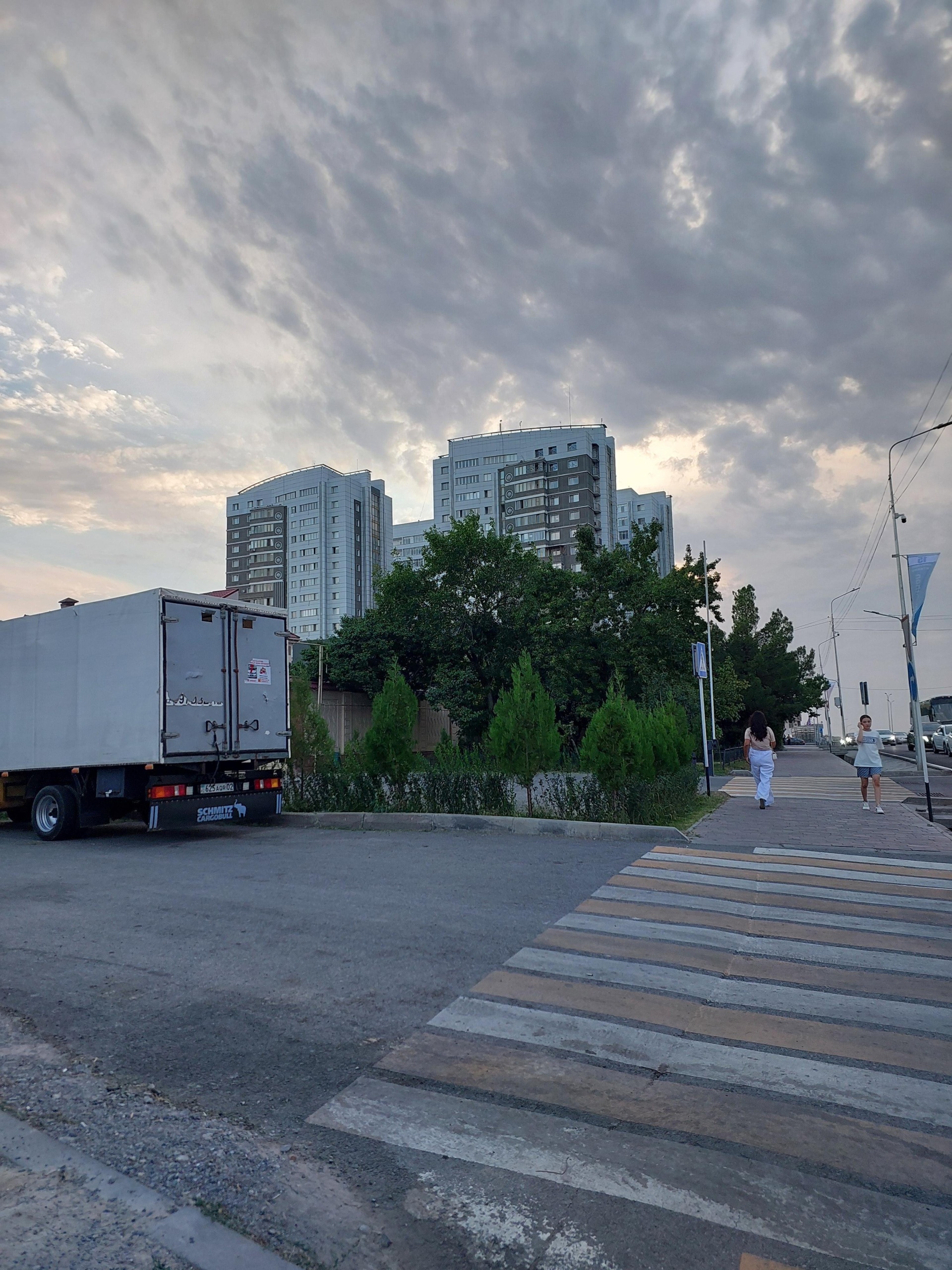 Қабырғадан шығып тұрған әйелдің есегін сиқыған видео