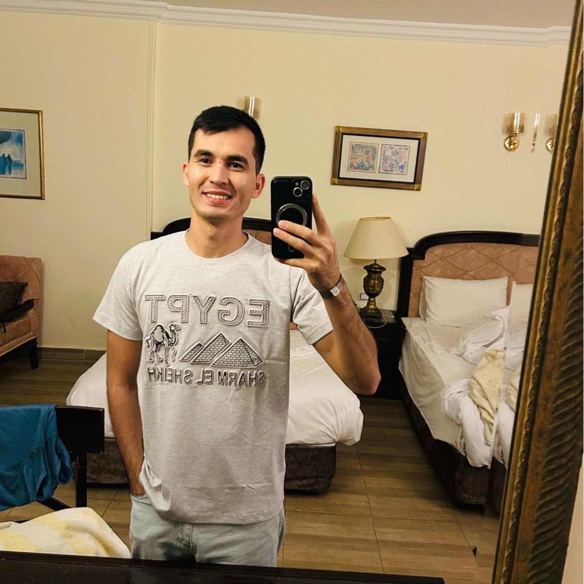 Көзілдірік киген брюнетка мүшесі керемет сорады