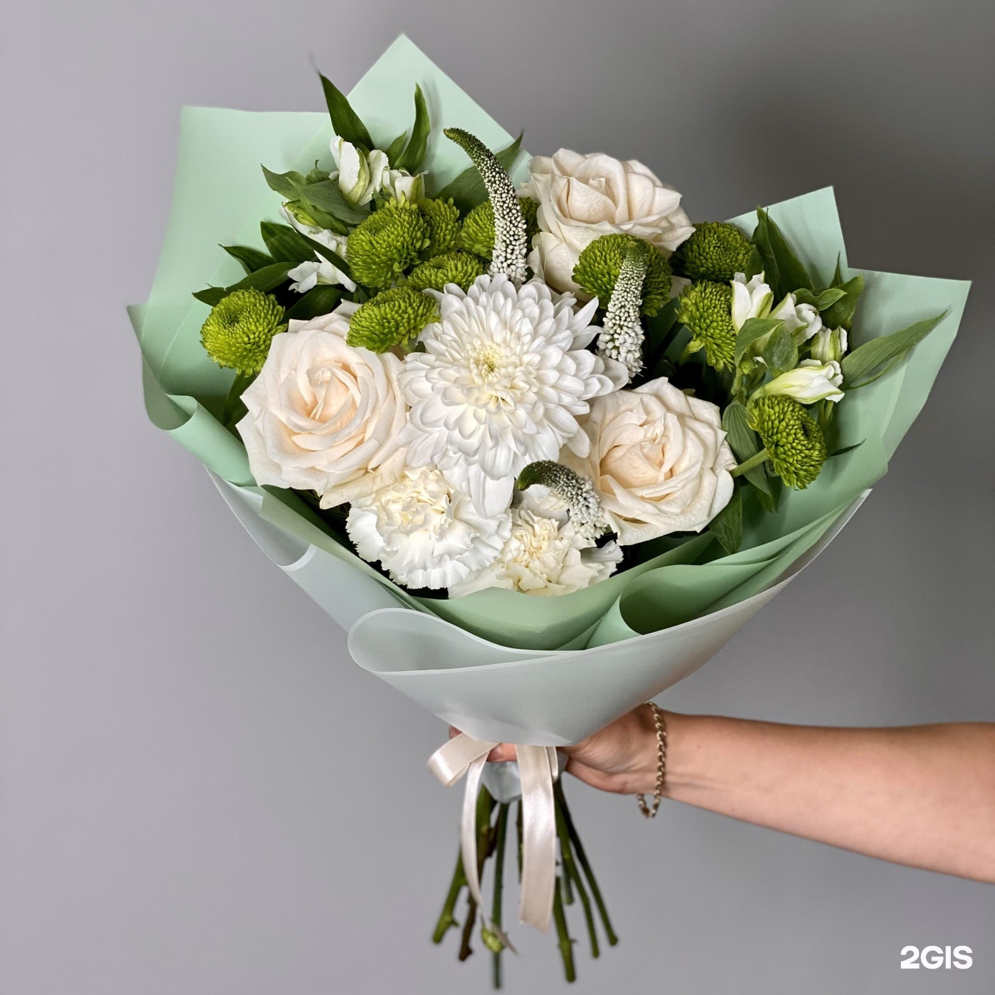 интерьер цветочного магазина. интерьер цветочного магазина. цветочная база в ясенево. маленький цветочный магазин. первый цветочный магазин.